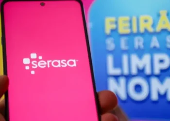 Aplicativo da Serasa em um smartphone com o banner do Feirão Limpa Nome ao fundo.