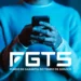 Pessoa acessando o portal do FGTS pelo celular, visualizando informações sobre o saldo da conta vinculada.