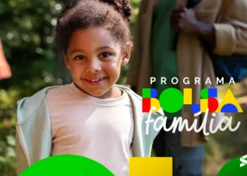 Criança sorridente ao ar livre com o logotipo do Programa Bolsa Família.