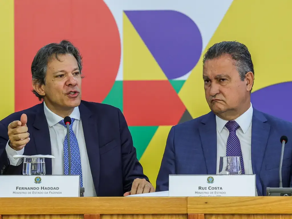 Ministros Fernando Haddad e Rui Costa durante evento oficial.