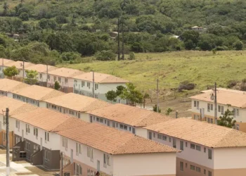 Conjunto habitacional do programa Minha Casa Minha Vida com casas organizadas em fileiras.