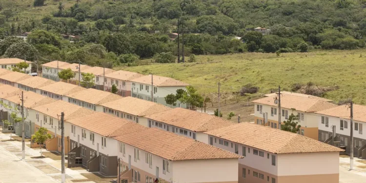 Conjunto habitacional do programa Minha Casa Minha Vida com casas organizadas em fileiras.