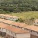 Conjunto habitacional do programa Minha Casa Minha Vida com casas organizadas em fileiras.