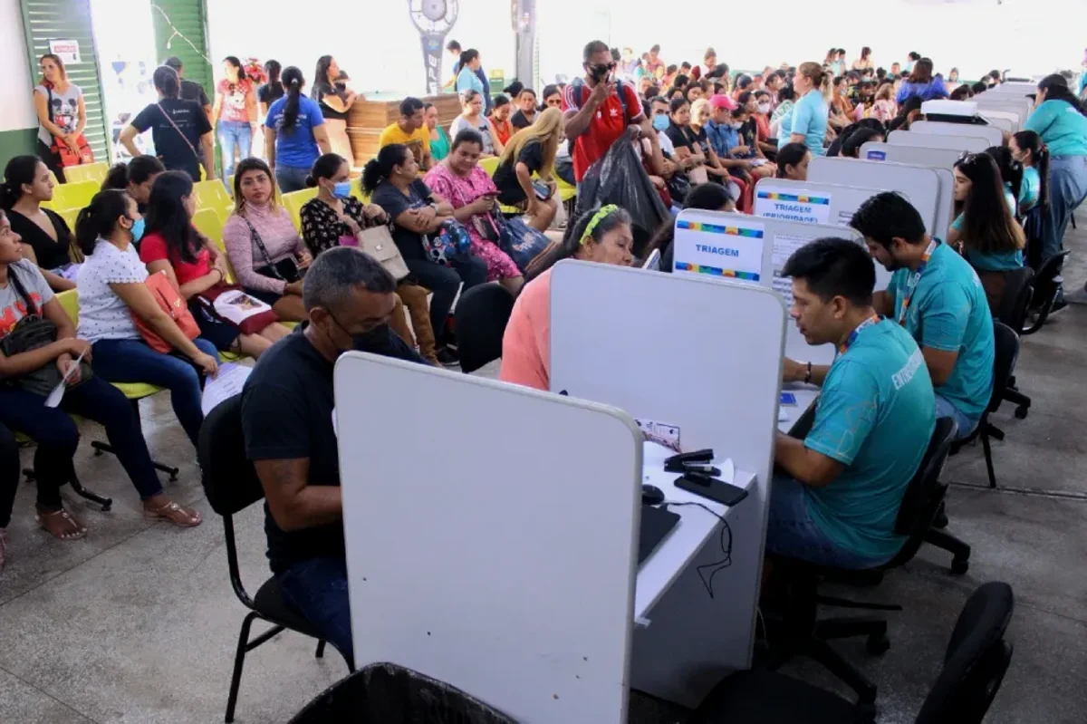 Pessoas aguardando atendimento durante o processo de inscrição e atualização no CadÚnico