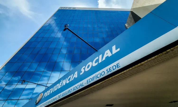 Fachada de um prédio do INSS com a logo do Instituto Nacional do Seguro Social, representando a estrutura física do órgão.