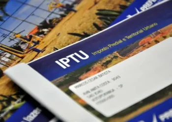 Carnê do IPTU com informações sobre isenção de imposto para contribuintes elegíveis.