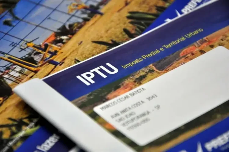 Carnê do IPTU com informações sobre isenção de imposto para contribuintes elegíveis.