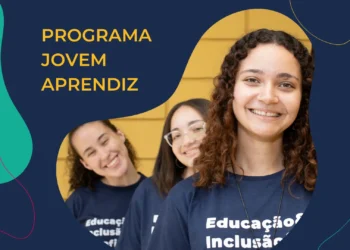 Jovens sorrindo com camisetas do Programa Jovem Aprendiz, representando inclusão social e capacitação profissional.