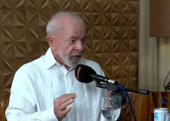 Lula falando ao microfone durante uma entrevista.