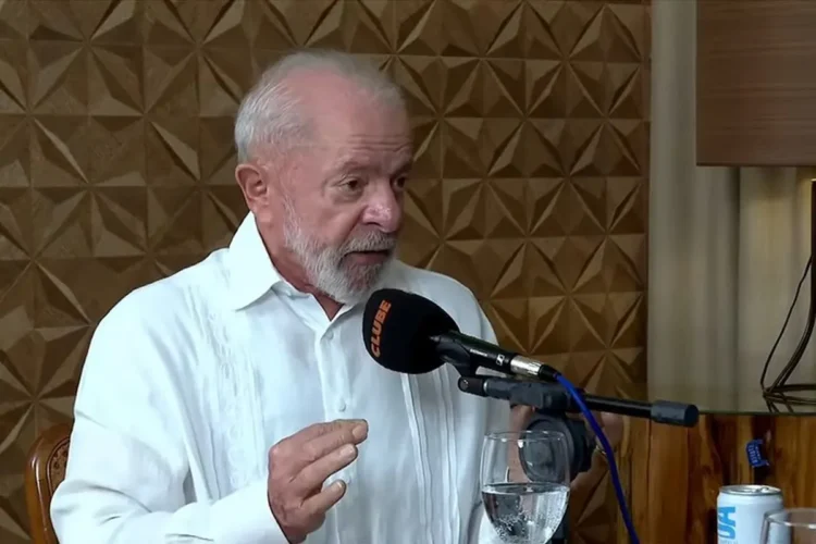 Lula falando ao microfone durante uma entrevista.