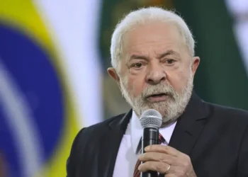 Presidente Lula discursando sobre a distribuição gratuita de gás para famílias no Brasil