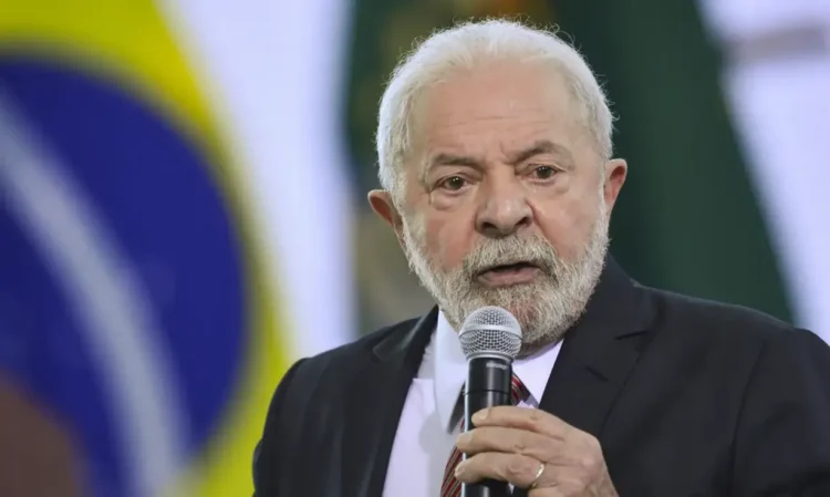 Presidente Lula discursando sobre a distribuição gratuita de gás para famílias no Brasil