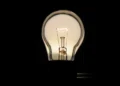 Imagem de uma lâmpada acesa representando a conta de luz para quem precisa economizar.