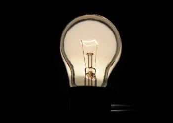 Imagem de uma lâmpada acesa representando a conta de luz para quem precisa economizar.