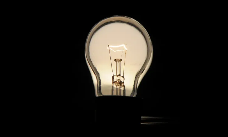 Imagem de uma lâmpada acesa representando a conta de luz para quem precisa economizar.