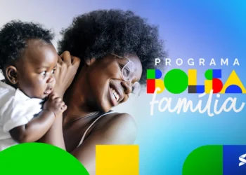 Mãe segurando seu bebê, sorrindo, ao lado da identidade visual do Programa Bolsa Família.