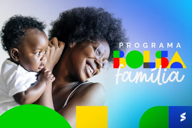 Mãe segurando seu bebê, sorrindo, ao lado da identidade visual do Programa Bolsa Família.