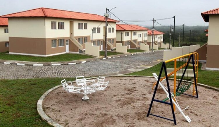 Conjunto habitacional do programa Minha Casa Minha Vida com parque infantil na área comum.