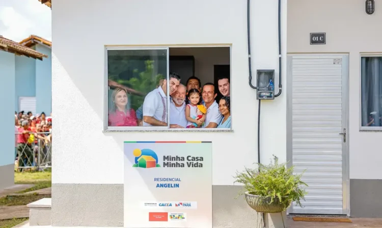 Família contemplada no programa Minha Casa, Minha Vida comemora a entrega da nova moradia.