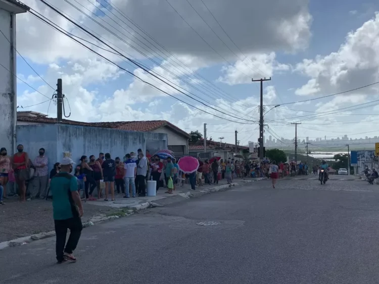 Fila de pessoas aguardando atendimento durante o mutirão do CadÚnico, que visa zerar a fila de espera até o dia 14 de fevereiro.