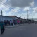 Fila de pessoas aguardando atendimento durante o mutirão do CadÚnico, que visa zerar a fila de espera até o dia 14 de fevereiro.