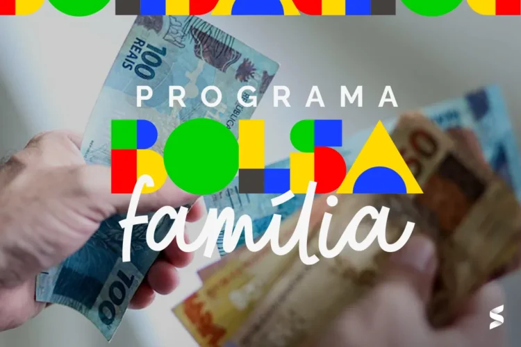 Mãos segurando notas de reais representando o pagamento do Bolsa Família