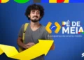 Jovem sorridente com mochila, ilustrando o benefício do Pé-de-Meia, o programa de poupança para estudantes do ensino médio.