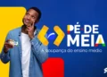 Jovem segurando um cartão do programa Pé-de-Meia com fundo colorido e logotipo.