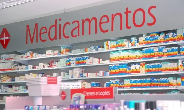 Prateleira com medicamentos em uma farmácia.