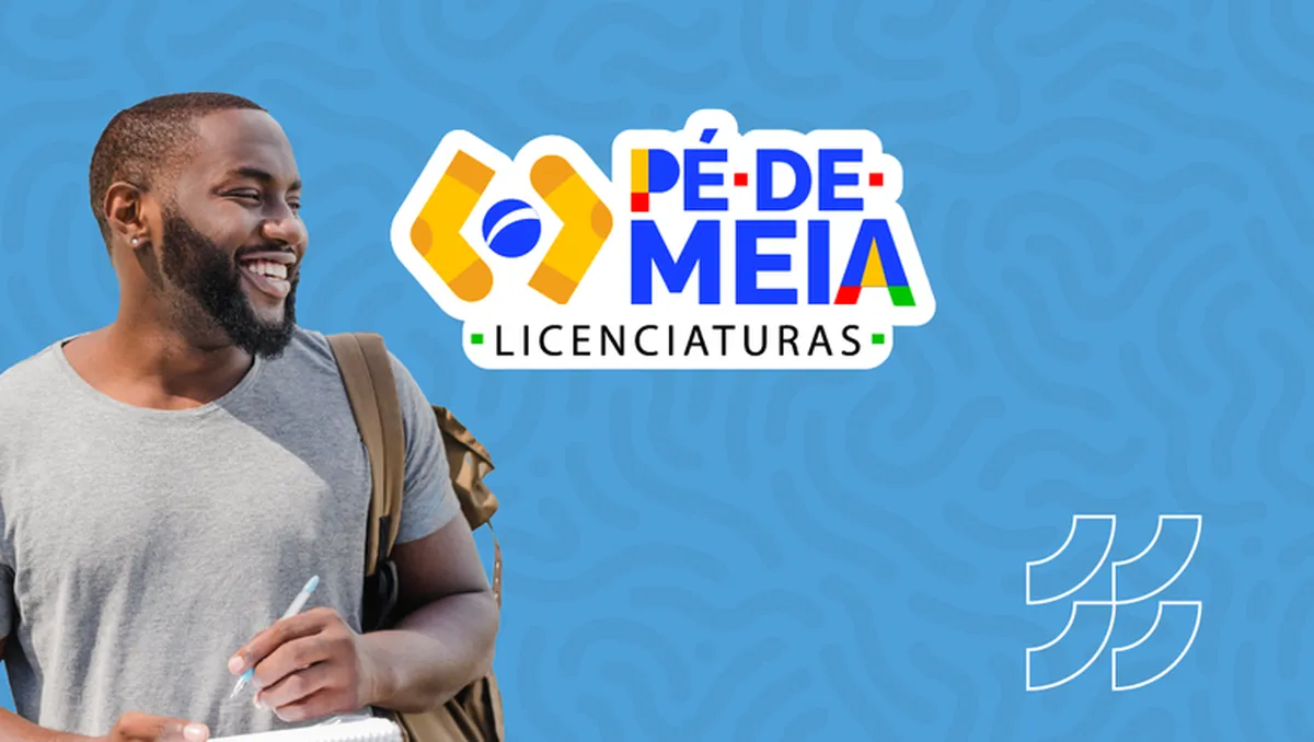 Estudante sorridente segurando caderno ao lado do logotipo do programa Pé-de-Meia Licenciaturas.