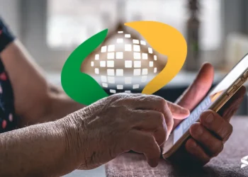 Idosa utilizando um smartphone para realizar a Prova de Vida digital do INSS