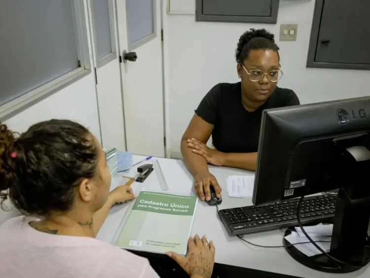 Atendimento durante a Semana do CadÚnico com cidadãos sendo assistidos em um posto de atendimento.