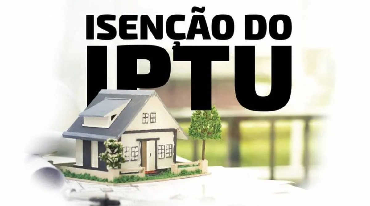 Miniatura de uma casa com árvores ao lado, destacando a isenção do IPTU.