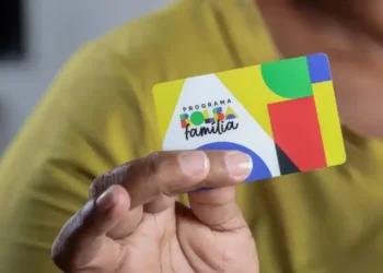 Imagem do cartão do Programa Bolsa Família, com cores vibrantes e o logo visível.