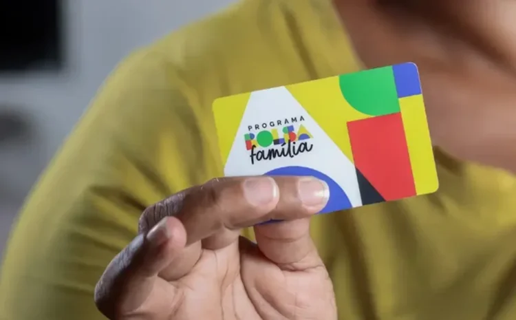 Imagem do cartão do Programa Bolsa Família, com cores vibrantes e o logo visível.