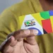 Imagem do cartão do Programa Bolsa Família, com cores vibrantes e o logo visível.