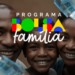 Família sorrindo enquanto visualiza o logo do Programa Bolsa Família e notas de 100 reais, representando os pagamentos de 2025.