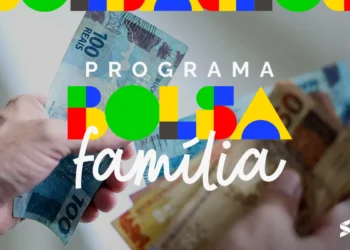 Pessoa segurando notas do programa Bolsa Família, com dinheiro visível nas mãos