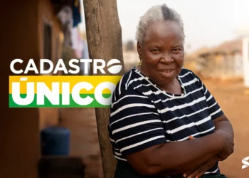 Mulher idosa atenta ao Cadastro Único em ambiente rural