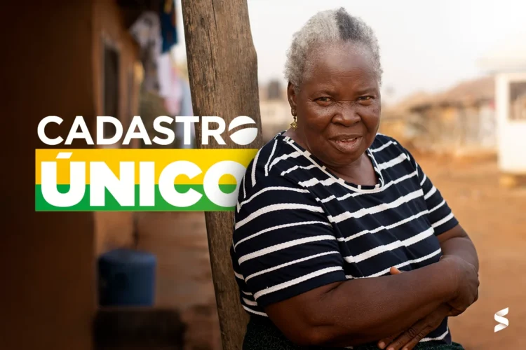 Mulher idosa atenta ao Cadastro Único em ambiente rural