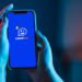 Tela do aplicativo Caixa Tem sendo visualizada em um celular, ilustrando as notificações para atualização do Cadastro Único.