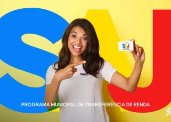 Mulher sorrindo, segurando o Cartão SAJ Cidadão, com fundo colorido e o logo do programa.