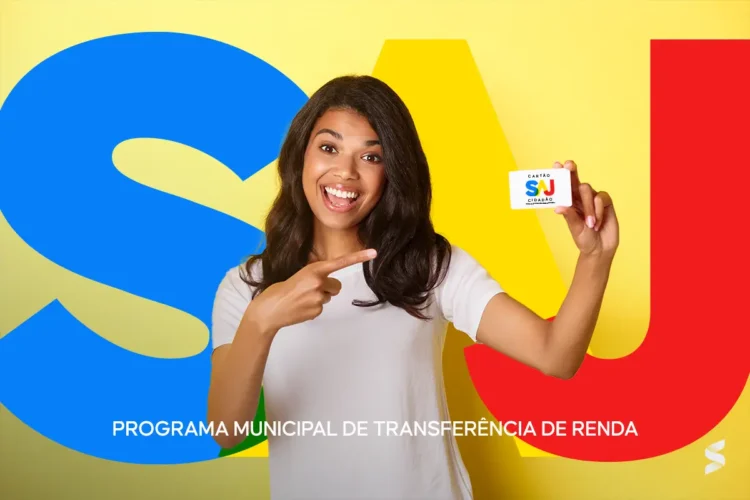 Mulher sorrindo, segurando o Cartão SAJ Cidadão, com fundo colorido e o logo do programa.