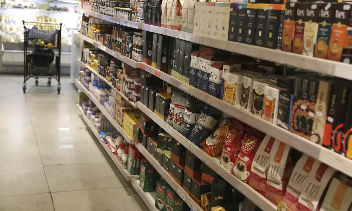 Prateleira de supermercado com produtos diversos, simbolizando os estabelecimentos credenciados