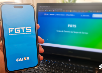 Tela do aplicativo FGTS no celular e site da Caixa Econômica Federal