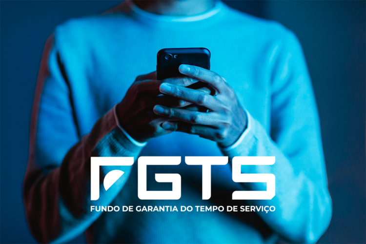 Pessoa verificando o saldo do FGTS no celular, com o logotipo do FGTS em destaque.