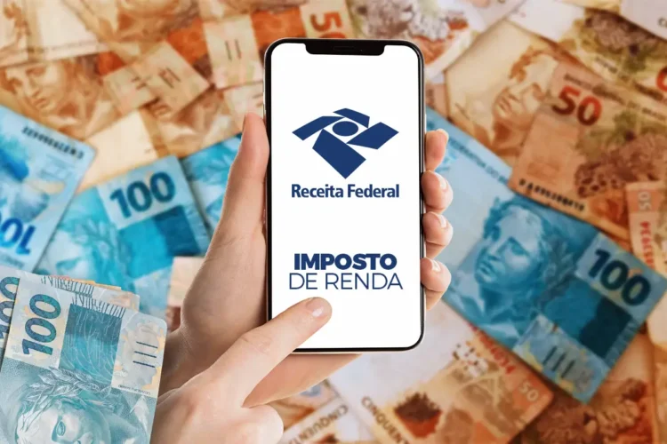 Pessoa acessando a Receita Federal no celular, com o logo do Imposto de Renda 2025 ao fundo e cédulas de dinheiro.