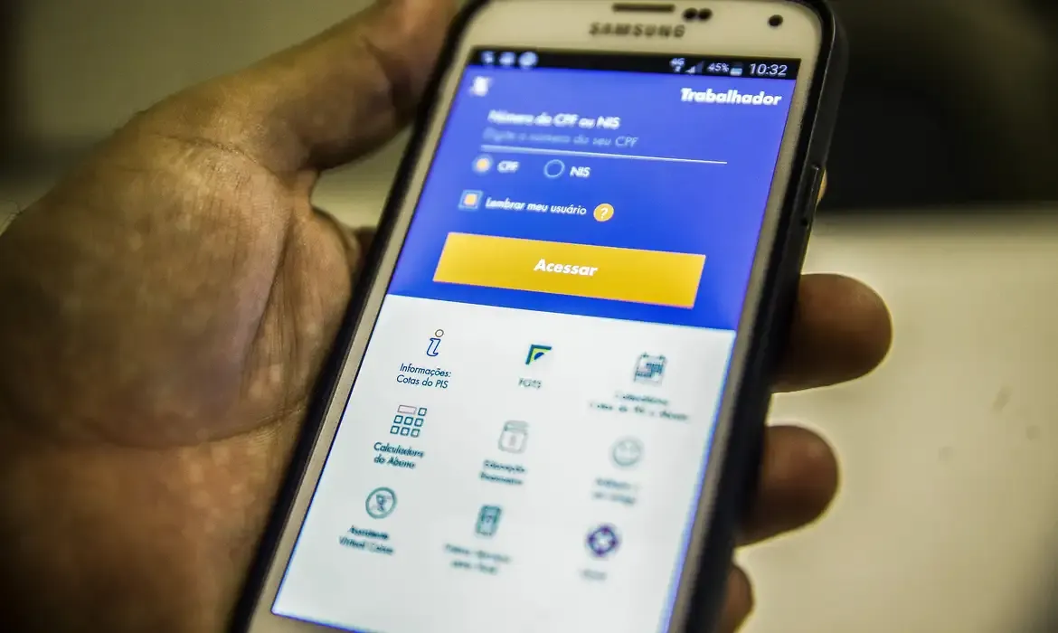 Pessoa utilizando o aplicativo da Caixa Econômica Federal em um celular para acessar informações sobre o FGTS.