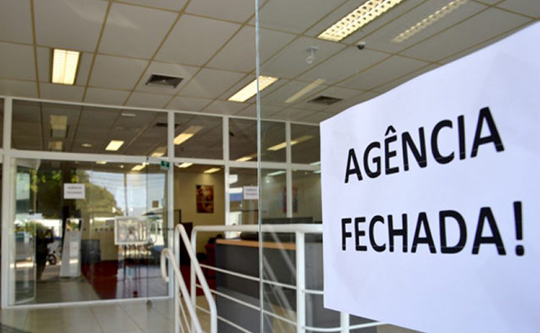 Cartaz informando o fechamento de uma agência bancária.