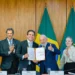 Presidente Luiz Inácio Lula da Silva assina projeto de isenção do Imposto de Renda com ministros e autoridades presentes.